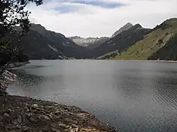 Lac de l'Oule depuis une berge à l'ouest.