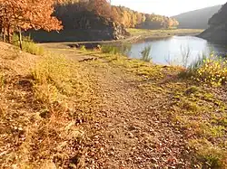 L'ancienne route du barrage au niveau du trou Mabrouck (tunnel de la Soor), visible à l'occasion d'un niveau bas du lac.
