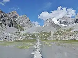 Le lac des Vaches, dans la vallée de la Glière, à proximité du col de la Vanoise. En arrière-plan, la Grande Casse.
