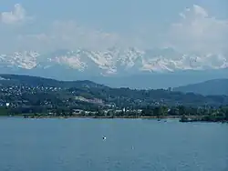 Le lac devant la chaîne de Belledonne, vu depuis Bourdeau.