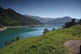 Lac et chapelle de Roselend.