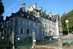 Vue générale de la façade arrière, avec le pavillon récent accolé à gauche