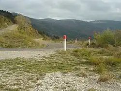 L'une des épingles de la montée, à environ 3,5&nbsp;km en contrebas du col.