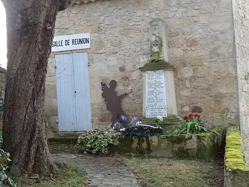 Le monument aux morts et une salle de réunion.