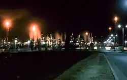 Photo nocturne d'un complexe industriel