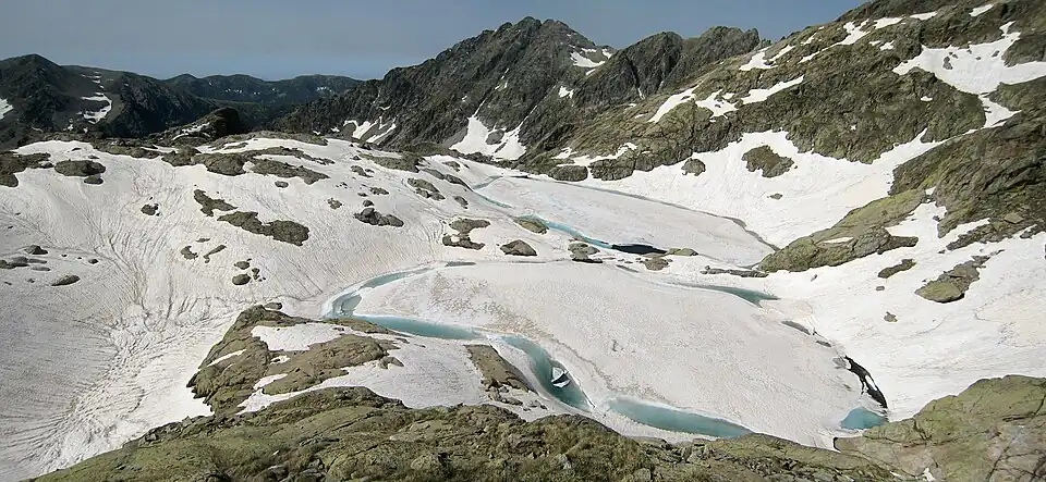 Vue des lacs Bessons au tout début de l'été.