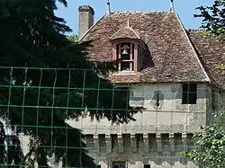 La partie supérieure du châtelet d'entrée du château de la Dauge.