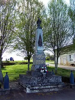 Le monument aux morts sur une place près de l'église (avr.&nbsp;2013)