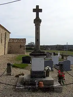 Le monument aux morts dans le cimetière de l'église (mars&nbsp;2010)