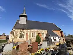 Façade Sud de l'église, alliant pierre, brique et silex.