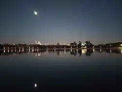 Le lac et au fond le centre de Madrid