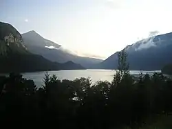 Le lac de Molveno vu depuis la commune de San Lorenzo in Banale.