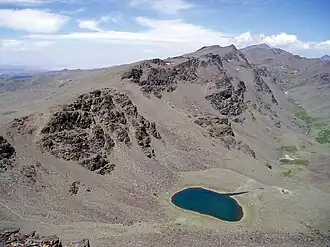 Étang du Caballo et le refuge vus depuis le cerro del Caballo&nbsp;(es)