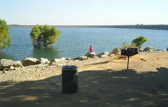 Photo du lac Folsom prise de sa rive