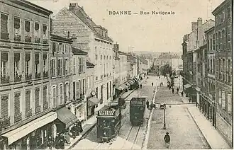 Croisement de deux tramways, rue Nationale.