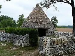 Sur la route de Cahors, la cabane de Nouel, construite au XIXe&nbsp;siècle pour servir de bergerie pour un troupeau d'une quinzaine de bêtes.