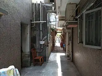 Une ruelle étroite à Lam Tei Tsuen&nbsp;(en), typique des villages fortifiés de Hong Kong.