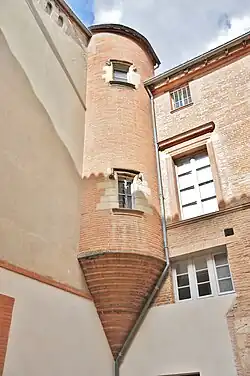 Tourelle aux fenêtres de style gothique.