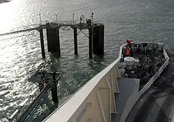 Le lamaneur attrape la touline.