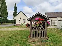 Puits, sur le côté de la mairie