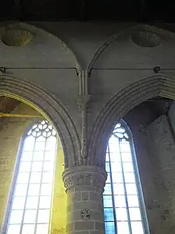 Chapiteau cylindrique.