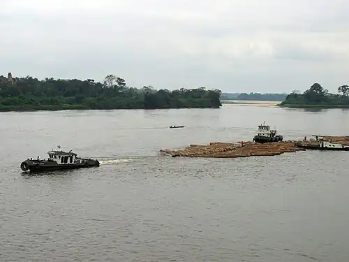 Lambaréné, flotte tractée, Gabon, 2006.
