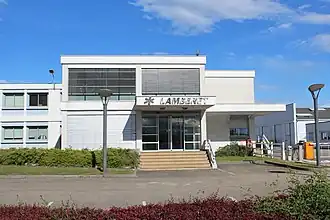 Bâtiment blanc avec une inscription représentant le logo de l'entreprise Lamberet.