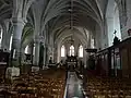 L'intérieur de l'église avec ses lambris.