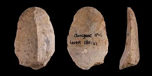 Grattoir double sur lame, Aurignacien (40&nbsp;000-29&nbsp;000&nbsp;BP, correspond à l'arrivée d'Homo sapiens en Europe, première occupation de la grotte Chauvet).