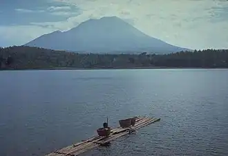 Vue du Lamongan depuis le lac du même nom, à l'ouest