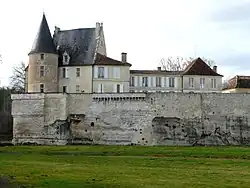 Côté sud-est, le château sur son rocher.