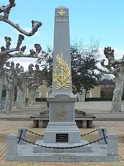 Le monument aux morts dans le bourg (janv.&nbsp;2010)