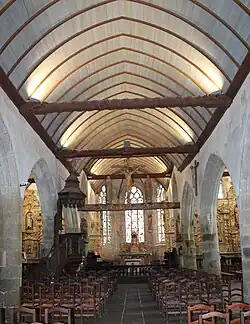 Intérieur de l'église et sa poutre de gloire.
