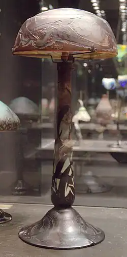 Lampe aux fleurs d'eucalyptus, 1910-1913, musée des Beaux-Arts de Nancy.