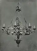 Lampe avec couronne de lumières (abbaye de Maredsous). Similaire à celle de l'abbaye du Mont César.