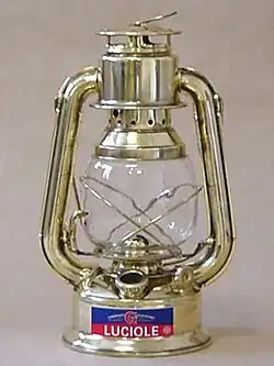 Une lampe en laiton.