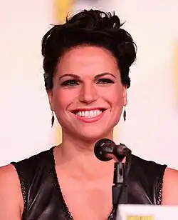 Lana Parrilla interprète Regina Mills / la Méchante Reine / Roni