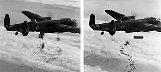 Avro Lancaster B I NG128 larguant des bombes incendiaires de 2 kg (à gauche), suivies des bombes incendiaires de 15 kg et un Blockbuster de 2 tonnes (à droite) sur Duisbourg, le 15 octobre 1944