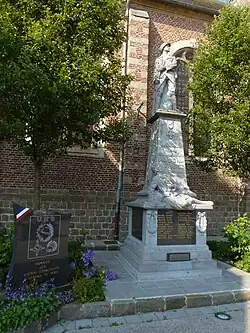Le monument aux morts.