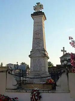 Le monument aux morts adossé au cimetière (sept.&nbsp;2012)