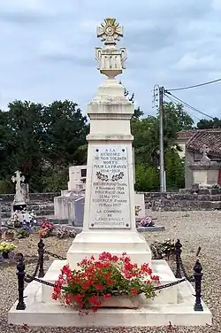 Le monument aux morts derrière l'église dans le cimetière (août&nbsp;2011).