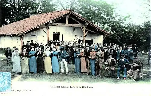 Villageois dansant le rondeau devant une maison landaise. Photo de Ferdinand Bernède.