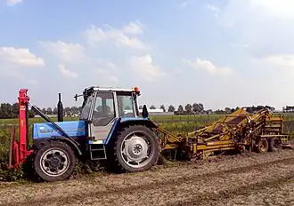 Landini 8880 pendant le ramassage de pommes de terre