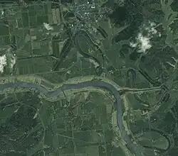 Vue aérienne de fleuve Teshio prés du bourg de Horonobe.