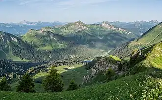 Le massif du Giffre dans le nord-est.