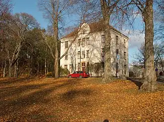 Långbroparken, Dammvillan