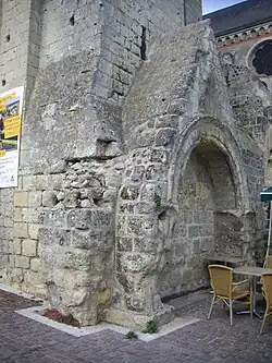 Enfeu à la base du clocher.