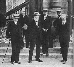 Devant la mairie qui vient de brûler et avec son conseil municipal d'Union sacrée.