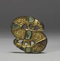 Fibule lombarde en forme de « S ».