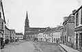 Lanmeur : la place principale et l'église paroissiale vers 1910 (carte postale).